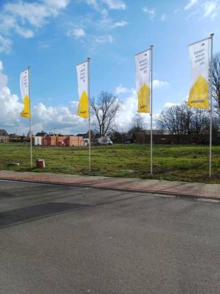 Deze bouwgrond in Ooigem (Wielsbeke) is heel gunstig gelegen. Je woont er in de buurt van winkels, scholen en openbaar vervoer. Bovendien geniet je van een vlotte verbinding met de belangrijke invalswegen. De grootte van de villapercelen en de ruime voorschriften bieden je tal van mogelijkheden. Hier bouwen wij jouw nieuwe, energiezuinige woning volledig op maat, tegen een vaste prijs. Contacteer ons en ontdek alle mogelijkheden.