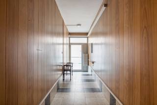 Ligging
Dit appartementsgebouw is gelegen in de Erasmusstraat 18 te Borgerhout (2140), in een rustige en aangename straat. De buurt combineert een residentieel karakter met de nabijheid van winkels, openbaar vervoer en belangrijke invalswegen. Het gebouw bevindt zich in een gevestigde woonomgeving die de afgelopen jaren een positieve evolutie heeft gekend.
Indeling
Het pand bestaat uit een appartementsblok met vier woonentiteiten, aangevuld met een magazijnruimte met doorgang en een ruim terras. Elk appartement beschikt over minstens twee slaapkamers, een ruime leefruimte, een volledig uitgeruste keuken en een ingerichte badkamer. Daarnaast is in elke unit een apart toilet voorzien, wat het wooncomfort verhoogt. Ondergronds bevindt zich een grote, droge kelder, waar elk appartement beschikt over minimum één eigen privatieve bergruimte. 
Troeven
•	Opbrengsteigendom met 4 appartementen 
•	Elk appartement beschikt over minstens 2 slaapkamers 
•	Groot terras
•	Magazijn met doorgang 
•	Kelder met privatieve bergingen 
•	Geïsoleerd dak 
