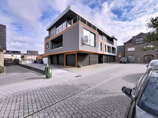 <p>Schrijf je in via volgende link voor het appartement: https://shorturl.at/RXsAC</p><p></p><p>In een <strong>moderne en goed onderhouden residentie</strong> bevindt zich dit <strong>aangename en ruime appartement</strong> met <strong>twee slaapkamers </strong>en <strong>garage</strong>. Het gebouw is uitgerust met een <strong>lift</strong> en geniet van een <strong>rustige, doodlopende ligging</strong> in Haaltert. Toch bevinden alle voorzieningen zich op wandelafstand, en zijn de belangrijkste invalswegen in slechts enkele minuten bereikbaar.<br /><br />Bij het binnenkomen tref je een <strong>inkomhal met gastentoilet</strong>, waarna je verdergaat naar de <strong>ruime, lichtrijke leefruimte</strong> met een <strong>prachtige, open en volledig uitgeruste keuken</strong>. Aansluitend bevindt zich een <strong>praktische berging/wasplaats</strong>. Via het <strong>grote schuifraam</strong> heb je toegang tot het <strong>gezellige, verlichte terras</strong>.<br /><br />Het appartement beschikt verder over <strong>twee volwaardige slaapkamers</strong> en een <strong>ruime badkamer met inloopdouche, ligbad, dubbele lavabo</strong> <strong>én een</strong> <strong>extra toilet.</strong><br /><br />Een <strong>ruime garage</strong> vervolledigt het appartement.<br /><br />De huurprijs bedraagt €1.160/maand (inclusief de gemeenschappelijke kosten).</p><p></p><p>Beschikbaarheid: bespreekbaar</p>