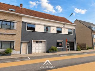 <p>Dit veelzijdige pand in het centrum van Marke combineert drie troeven in één aankoop: een volledig ingerichte handelsruimte op het gelijkvloers, een ruime gezinswoonst op de verdiepingen en een magazijn van 555 m² achteraan. Dankzij de aparte ingangen blijven het professionele en het private luik volledig gescheiden. Een sterke basis voor zelfstandigen, vrije beroepen of investeerders die rendement en wooncomfort willen combineren.</p>
<p><strong>Handelsruimte – instapklaar</strong><br />Het gelijkvloers is ingericht als sfeervolle horecazaak met bar, restaurantgedeelte, professionele keuken, ruime bergingen en klantentoiletten. Je kunt meteen starten, of de ruimte afstemmen op een andere handelsactiviteit. De ligging aan een drukke verbindingsweg zorgt voor uitstekende zichtbaarheid.</p>
<p><strong>Magazijn van 555 m² – inbegrepen in de prijs</strong><br />Achter het gebouw ligt een magazijn van 555 m². Ideaal voor opslag of om je handelsactiviteit uit te breiden.</p>
<p><strong>Woonst – ruimte voor het hele gezin</strong><br />Op de eerste verdieping vind je een aangename leefruimte, een praktische keuken met eetplaats, bureau, wasplaats/berging, badkamer, toilet en een groot, zonnig terras van 34 m².<br />De bovenste verdieping telt vier volwaardige slaapkamers, een aparte berging en een technische ruimte met toegang tot de zolder.<br /><br /><strong>Troeven:</strong><br />✅ Handelsruimte, woonst en magazijn in één aankoop<br />✅ Aparte ingangen voor werk en privé<br />✅ Instapklare horecazaak met professionele keuken<br />✅ Magazijn van 555 m² inbegrepen<br />✅ 4 slaapkamers en zonnig terras van 34 m²<br />✅ Zichtbare ligging aan drukke verbindingsweg in Marke-centrum</p>
<p>Interesse? Contacteer ons voor meer informatie of plan je bezoek tijdens de bezoekmomenten.</p>
<p><strong>EPC-informatie:</strong><br />✅ Handelsruimte: Label C (2653377-KNR-1)<br />✅ Woonst: <strong>Label E (2653353-RES-1) – renovatieverplichting van toepassing</strong></p>