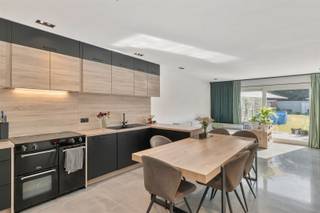 Bent u op zoek naar een instapklare woning in het centrum van Wijnegem, met  alle comfort en ruimte voor het hele gezin? Dan is deze charmante...