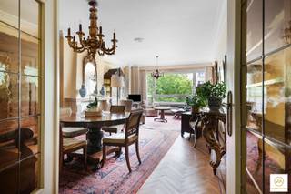 <p><span>Het groene Stadspark om de ene hoek en het theaterplein om de andere hoek. Het Centraal Station, gezellige markten en trendy restaurants op korte afstand maakt dat dit stadsappartement een echte aanrader is. Dit prima onderhouden doch op te frissen appartement van ca 110 m² bew.opp. is prima ingedeeld met een lichte leefruimte op parket aan de straatkant. Een te vernieuwen keuken en badkamer, vestiare en gastentoilet. Drie volwaardige kamers aan de achterzijde. Een gemeenschappelijke fietsenstalling beneden en ook voor uw wagen is er een oplossing. Deze kan je kwijt op een huurplaats in de ondergrondse parking van de Nationale Bank (over je deur!).</span></p><p><span> Karaktervolle appartement op een topligging!</span></p>