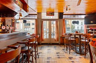 Cette maison commerciale se situe à un emplacement absolument privilégié à Malle, un quartier dynamique où sportifs actifs, amateurs de détente...