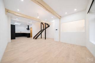 À quelques minutes seulement du centre de Dinant, We Invest vous propose cette maison 2 façades entièrement rénovée avec goût, offrant confort...