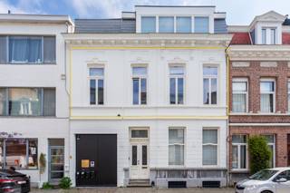 In de Vijfhoekstraat werd deze statige, karaktervolle burgerwoning volledig gerenoveerd en omgevormd tot een kleinschalige realisatie met...