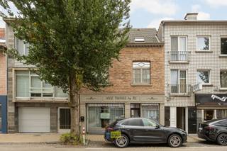 In centrum Schoten en op een locatie met veel visibiliteit bieden wij u deze uitstekend onderhouden handelswoonst met achtergelegen...