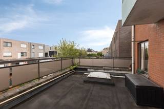 <p><span>Dit instapklaar appartement te koop is gelegen aan de Plezantstraat, op wandelafstand van talloze winkels, voorzieningen voor sport en ontspanning en scholen. De combinatie van het </span><span>centrum van Sint-Niklaas </span><span>dat zich op een boogscheut bevindt</span><span> </span><span>en de E17 in de nabijheid zorgen voor de perfecte locatie.</span></p><p><span>Dit leuke appartement telt heel wat positieve kenmerken gezien dat het gelegen is in een </span><span>kleinschalig appartementsgebouw</span><span>. Het beschikt over twee slaapkamers, een </span><span>EPC label B</span><span> en een </span><span>bewoonbare oppervlakte</span><span> van maar liefst </span><span>92m² </span><span>(cfr. EPC). Het plat dak doet momenteel dienst als ruim terras van 20m², doch is dit niet zo gekend.</span></p><p><span>indeling</span><span>:</span></p><p><span>- inkomhal</span></p><p><span>- ruime, lichtrijke woonkamer </span></p><p><span>- keuken dewelke geïnstalleerd is met een elektrische kookplaat, oven en dubbele wastafel</span></p><p><span>- ruime berging met voorzieningen voor wasmachine en droogkast</span></p><p><span>- noordoost gericht plat dak dienstig als terras</span></p><p><span>- nachthal </span></p><p><span>- eerste slaapkamer </span></p><p><span>- tweede slaapkamer</span></p><p><span>- badkamer voorzien van een bad, douche, toilet en wastafel</span></p><p><span>Troeven</span></p><p><span>- centrale ligging in Sint-Niklaas</span></p><p><span>- zeer ruime én lichtrijke leefruimte</span></p><p><span>- EPC label B</span></p><p><span>Ben jij geïnteresseerd in dit ruim én instapklaar appartement te koop, ben je op zoek naar ander vastgoed, een investering of wens je de waarde van jouw eigendom te kennen? Dan ben je bij BOLT Immo aan het juiste adres! Wij helpen jou graag verder.</span></p><p><span> </span></p><p><span> </span></p>