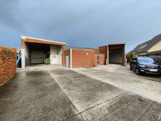 Het bedrijfsgebouw met een oppervlakte van +/- 875 m² op een terrein van 1.696 m² is deels gelegen in woongebied met landelijk karakter en deels...