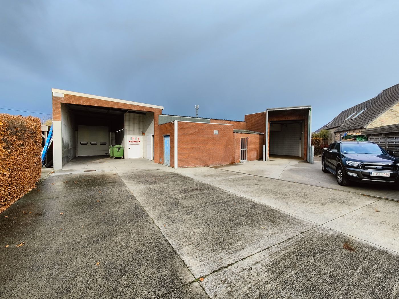 Bedrijfsgebouw van +/- 875 m² te koop op een perceel van 1.696 m² – centraal gelegen met veel mogelijkheden - foto 2