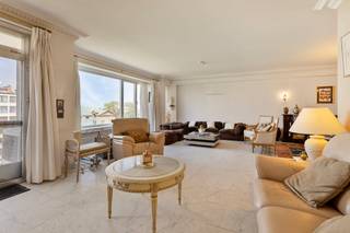Dit ruime appartement te koop aan de Italiëlei 213 beschikt over een bewoonbare oppervlakte van maar liefst 146 m². Het appartement biedt alle ruimte en comfort voor wie op zoek is naar een volwaardige stadswoning.<br />De lichtrijke leefruimte vormt het hart van de woning en is ideaal om te ontspannen of gasten te ontvangen. Daarnaast beschikt het appartement over drie volwaardige slaapkamers en twee badkamers, waardoor het perfect geschikt is voor gezinnen, koppels of wie graag extra ruimte heeft voor een bureau of hobbykamer.<br />Wie graag zijn wagen dicht bij huis parkeert, kan optioneel een parkeerplaats mee aankopen.<br />De ligging is ongetwijfeld één van de grootste troeven van dit appartement. Aan de Italiëlei geniet u van een vlotte verbinding met de Leien en het openbaar vervoer, en bevindt u zich op wandelafstand van het bruisende centrum van Antwerpen met tal van restaurants, cafés en winkels. Ook het Eilandje en de Meir zijn snel bereikbaar.<br /><br />Indeling<br />- inkomhal <br />- leefruimte <br />- terras <br />- keuken <br />- terras<br />- berging<br />- gastentoilet <br />- 3 slaapkamers waarvan 2 met ensuite badkamer <br />- kelder <br />- parking (optioneel bij te kopen) <br /><br />Dit appartement te koop wordt aangeboden voor een prijs van 395.000 euro. Daarnaast is er ook een garagebox te koop aan 39.000 euro. <br />Bent u geïnteresseerd in een appartement of woning te koop in Antwerpen? Aarzel dan niet om ons te contacteren. <br />Had u graag uw eigen eigendom te koop aangeboden contacteer ons dan voor een vrijblijvende schatting, telefonisch op het nummer 03/206.76.76 of per mail naar antwerpen@dewaele.com. <br /><br />Ook voor alle andere vragen omtrent vastgoed kan u steeds bij ons kantoor te Antwerpen terecht!<br /><br />Bestuursmaatregelen in het maatregelenregister: nee