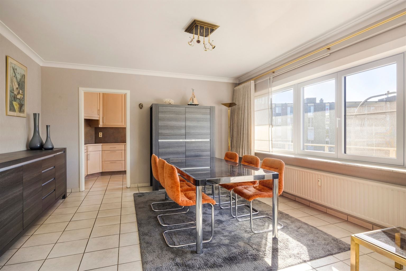 Zeer ruim 3 (+1)-slaapkamer appartement met terras, garagebox en aparte berging, gelegen op wandelafstand van het centrum van Maaseik. - foto 5