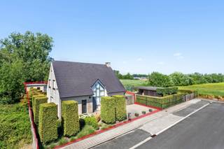 Zeer nette gezinswoning met 4 slaapkamers in een rustige doodlopende straat op een perceel van 809m².<br /><br />INDELING<br /><br />Gelijkvloers<br />De ruime inkomhal met gastentoilet (17m²) geeft toegang tot de lichtrijke leefruimte bestaande (42m²) uit een zit- en eethoek. Een gashaard zorgt hier voor een gezellige warmte.<br />Via de glazen deur komt men vervolgens in de grote en prachtige, professioneel uitgeruste keuken op steentapijt die baadt in het licht dankzij de grote ramen die voorzien zijn van elektrische screens.<br />De keuken (34m²) bestaande uit 2 aparte zones beschikt o.m. over een amerikaanse koelkast, een professionele supersnelle vaatwasser, een steamer en microgolf en gril (Gagenau). <br />Via een schuifdeur kan men de kelder betreden en ook de voomalige garage die momenteel is ingericht als werkruimte (23m²) met daarin vele maatkasten en ook plaats voor een wasmachine en droogkast.<br /><br />Verdieping<br />Hier bevinden zich 4 slaapkamers op laminaat (17m² - 16m² - 15m²- 12m²) en de badkamer (12m²) met daarin een toilet, bad, douche en dubbel lavabomeubel met maatkasten.<br /><br />Kelder/zolder<br />De woning heeft een ruime droge kelder (30m²) en is verder volledig onderkelderd. De zolder is bereikbaar via een vliertrap en kan dienst doen als bergruimte.<br /><br />Tuin<br />In de tuin is er achteraan een bijgebouw (77m²) dat bestaat uit een garage en werkplaats met vele bergkasten. Hier is ook krachtstroom en een alarm voorzien.<br /><br /><br />BIJZONDERHEDEN<br />- gunstig EPC C (269 Kwh/m²/j)<br />- verwarming op stookolie<br />- aansluiting gas is al voorzien<br />- alarm in woning en bijgebouw<br />- waterontharder<br />- waterput<br />- veel maatkasten<br />- screens, rolluiken (deels elektrisch) en vliegenramen<br />- achterzijde perceel ligt in agrarisch gebied<br /><br />POSITIEVE ASPECTEN<br />- zeer nette, verzorgde woning<br />- veel lichtinval<br />- mooie tuin<br />- prima ligging, in rustige verkaveling nabij het centrum en op het einde van een doodlopende straat<br />- unieke keuken<br />- asbestveilig