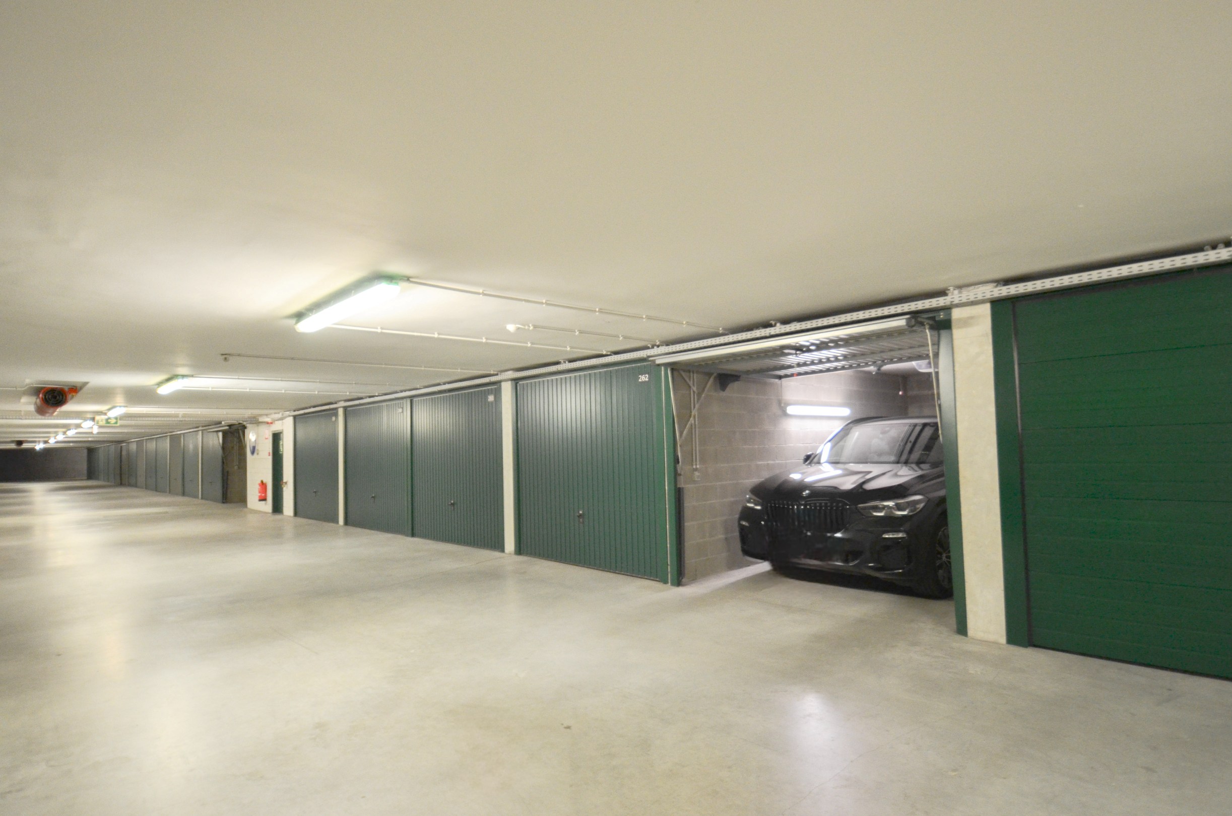 Gesloten garagebox gelegen aan het Lichtorenplein. - foto 2