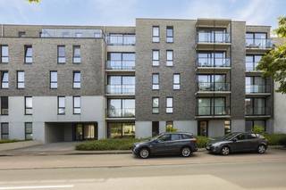 Ruim appartement met twee slaapkamers en garagebox in de recente residentie Zandbank (2018) te Veurne. Centraal gelegen nabij het station, scholen...