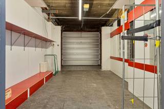 <ul><li><strong>Gelegen in Vilvoorde centrum</strong></li><li><strong>Garage</strong></li><li><strong>Grote oppervlakte</strong></li><li><strong>Ruime kelder</strong></li></ul><p>Tussen de winkelstraat en de grote markt vinden we de dit ruim commercieel pand terug. In de nabijheid van alle voorzieningen zoals openbaar vervoer, scholen, winkels,....</p><p>Dit pand heeft veel te bieden om uw commerciële activiteit uit te voeren. We komen het pand binnen en komen meteen terecht in de commerciële ruimte van maar liefst 386² groot. Naast de inkom van de winkelruimte is er de garage van 25m² dewelke zeer handig is voor opslag maar evengoed voor de levering van goederen. Binnen de grote commerciële ruimte vinden we ook nog een berging en een keuken. Via de keuken is er ook toegang tot een toilet met handenwasser. Tot slot is er ook nog een ruime en droge kelder aanwezig van 40m² dewelke bereikbaar is via de winkelruimte.</p><p>Voor dit pand is er ook een mogelijkheid tot het ontwikkelen van een project. Voor meer info kan u contact opnemen het kantoor.</p>