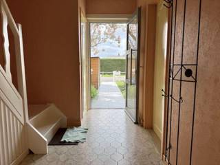 Cette spacieuse maison familiale se situe dans un quartier résidentiel exceptionnellement calme.✅ Pièces de vie lumineuses et spacieuses✅ Cuisine...