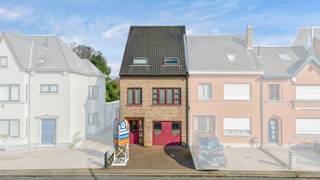 Voor meer info of een bezoek, bel 053 59 49 32 - Deze bel-etage woning is gelegen op een goede ligging in Ninove en beschikt over een...