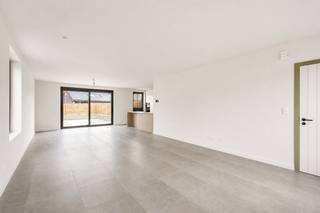 Deze energiezuinige nieuwbouwwoning geniet van een uitstekende ligging in het hart van Weelde. Gelegen in een rustige en kindvriendelijke omgeving, bevindt u zich op wandelafstand van winkels, scholen en openbaar vervoer. Hier combineert u comfortabel wonen met alle dagelijkse voorzieningen binnen handbereik.<br /><br />Indeling:<br />Via de inkomhal met apart gastentoilet betreedt u de woning. De lichtrijke leefruimte biedt voldoende plaats voor een gezellige zit- en eethoek en sluit naadloos aan op de volledig ingerichte open keuken. Deze is uitgerust met hedendaagse kwaliteits- en comforttoestellen en vormt het centrale hart van de woning. Aansluitend bevindt zich een bijzonder ruime wasplaats/berging.<br /><br />Op de eerste verdieping vindt u drie volwaardige slaapkamers en een stijlvolle badkamer, uitgerust met een inloopdouche, ligbad en een dubbele wastafel met badkamermeubel. Daarnaast is er op de nachthal een afzonderlijk toilet voorzien.<br /><br />De tweede verdieping is bereikbaar via een vaste trap en biedt een grote polyvalente ruimte met tal van mogelijkheden. Deze verdieping kan perfect ingericht worden als extra slaapkamer(s), bureau, hobbyruimte of ontspanningsruimte. Hier bevinden zich tevens de technische installaties, waaronder de warmtepomp en het ventilatiesysteem.<br /><br />Ook buiten is de woning volledig afgewerkt. De tuin is ingezaaid met gras en zowel het terras als de oprit zijn reeds volledig aangelegd, zodat u meteen kunt genieten van uw nieuwe thuis.<br /><br />De vermelde prijs is exclusief notariskosten en exclusief 21% btw op het grond- en constructieaandeel.<br /><br />Troeven:<br />*Vergunning voorziet reeds in de mogelijkheid tot het bouwen van een carport tegen de woning<br />*Energiezuinige nieuwbouwwoning (E22)<br />*Vloerverwarming<br />*Warmtepomp<br />*8 zonnepanelen<br />*Uitstekende centrumligging, op wandelafstand van winkels, scholen en openbaar vervoer