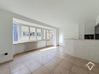 Ontdek dit prachtig gerenoveerde appartement in het hart van Oostende, gelegen in dé winkelstraat van de stad. Dankzij de centrale ligging, de praktische indeling en het gunstige EPC-label B is dit appartement een interessante opportuniteit voor zowel investeerders als starters of wie op zoek is naar een aangenaam vakantieverblijf aan zee.<br /><br />Met een bewoonbare oppervlakte van 83 m² beschikt het appartement over een inkomhal, twee slaapkamers, een lichtrijke woonkamer met uitgeruste keuken en een badkamer met toilet. Bovendien is het gebouw voorzien van een lift.<br /><br />Troeven:<br />- Instapklaar en prachtig gerenoveerd<br />- Bewoonbare oppervlakte van 83 m²<br />- Twee slaapkamers<br />- Energiezuinig EPC-label B<br />- Lift aanwezig in het gebouw<br />- Centrale ligging in de belangrijkste winkelstraat van Oostende<br /><br />Een ideale opportuniteit voor wie comfortabel wil wonen of investeren op een toplocatie aan de Belgische kust.
