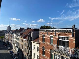 Trendy gerenoveerd 1 slaapkamer appartement met prachtig uitzicht.<br /><br />Dit mooie appartement biedt alles wat u nodig heeft om comfortabel te wonen in het hartje van Leuven.<br /><br />Het appartement is gelegen op de 2<sup>de</sup> verdieping en heeft een mooi uitzicht over Leuven. Het bestaat uit een kleine inkom met apart gastentoilet, een aangename woonkamer met volledig, geïnstalleerde open keuken en een aparte slaapkamer met ensuite een trendy douchekamer.<br /><br />Troeven op een rij:
<ul>
<li><strong>Toplocatie</strong>: Op slechts 500 m van het station en op wandelafstand van winkels, restaurants, universiteit en openbaar vervoer</li>
<li><strong>Prachtig uitzicht</strong> over Leuven, met rustige ligging op het binnengebied</li>
<li><strong>Instapklaar en stijlvol gerenoveerd</strong> met oog voor detail</li>
<li><strong>Veel natuurlijk licht</strong> dankzij grote raampartijen</li>
<li><strong>Verschillende parkeermogelijkheden</strong> in de buurt</li>
</ul>
Of u nu op zoek bent naar een starterswoning, een stadsappartement of een solide investering voor studerende kinderen, dit appartement is een uitstekende keuze.<br /><br />Boek snel uw bezoek ter plaatse via info@immoruelens.be
