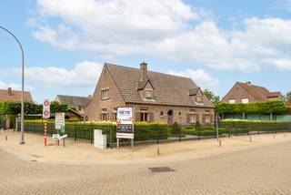 <p>Ruime villa in het centrum van Wuustwezel op een fraai perceel van 1.330m² met zwemvijver! De kwalitatief gebouwde gezinswoning werd door de jaren heen perfect onderhouden en bestaat o.a. uit gezellige leefruimte op parketvloer en met open keuken, 5 riante slaapkamers, 2 badkamers, 3 wc’s, een dubbele inpandige garage een ruime bergzolder. De woning is omgeven door een verzorgde tuin met magnifieke zwemvijver met lounge en een handige oprit! EPC B</p>