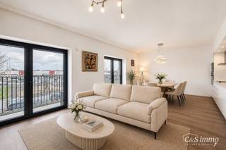 <p>Een stijlvol en energiezuinig appartement (ca. 112 m²) met een ruim terras dat een prachtig uitzicht biedt op de jachthaven. Dit unieke project werd gerealiseerd in 2018 en onderscheidt zich door zijn moderne architectuur.<br />De inkomhal is voorzien van een vestiaire en apart gastentoilet. De ruime en lichtrijke leefruimte (ca. 34 m²), afgewerkt met parket, geniet van een uitzonderlijk zicht op de jachthaven. Aansluitend bevindt zich een open, volledig ingerichte keuken met een stenen werkblad.<br />Het terras sluit naadloos aan op de leefruimte en vormt de ideale plek om te ontspannen en te genieten van het mooie uitzicht op het Kempisch Dok.<br />Via de nachthal bereikt u twee volwaardige slaapkamers (ca. 16 m² en 12 m²) en een derde kamer die momenteel ingericht is als bureel. De masterbedroom op parket (ca. 16 m²) met een ensuite badkamer, uitgerust met een badkamermeubel, jacuzzi en toilet. Daarnaast is er nog een aparte douchekamer met inloopdouche en lavabo. De slaapkamers zijn gelegen aan de achterzijde en hebben uitzicht op de mooie binnentuin.<br />Verder is er een praktische berging met aansluiting voor een wasmachine.<br />Het appartement beschikt over zonnepanelen, automatische zonwering en een privatieve kelderberging. Een ondergrondse autostaanplaats is beschikbaar aan € 45.000.</p>