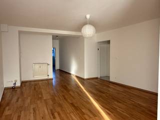 Dit comfortabel appartement is gelegen op de gelijkvloerse verdieping van een kleinschalig gebouw zonder lift. Indeling: een inkomhal, een woon- en eetkamer 44m² op tegel, een open keuken die is uitgerust met een een kookplaat, dampkap, een oven en een spoelbak. Vanuit de nachthal heeft u toegang tot de badkamer die voorzien is van een douche, een toilet en een wandmeubel en aangrenzend treft u de slaapkamer 17m². Tevens is er een aparte berging met aansluiting voor uw wasmachine/droogkast. Vanuit de leefkeuken en berging is er een toegang naar een privatieve tuin. Ideaal gelegen, namelijk in het centrum van Ekeren. Op een steenworp van het openbaar vervoer, winkels, ontspanningsfaciliteiten, restaurants, invals- en autosnelwegen, ...