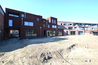 KOOP NU EN BETAAL PAS BIJ OPLEVERING !!<br /><br />Prachtig nieuwbouwproject op toplocatie in de dorpskern van Berlaar.<br /><br />Deze prachtige residentie in het centrum van Berlaar staat voor een stijlvolle, hedendaagse en tijdloze architectuur. De materiaalkeuze en detaillering resulteert in gevels die eenvoud en klasse uitstralen. Deze lijn wordt volledig doorgetrokken in heel het project dat met de grootste zorg voor esthetiek werd ontworpen.<br /><br />Dit project zal bestaan uit 14 appartementen met 1, 2 of 3 slaapkamers in combinatie met bovengrondse carports en privatieve bergingen. De bewoonbare oppervlaktes variëren tussen de 80 m² en 131 m² allen voorzien van unieke lichtinval.<br /><br />We betreden de appartementen via de inkomhal dewelke ons leidt tot een zeer lichtrijke leefruimte met toegang tot het prachtige zonneterras, aansluitend vinden we de eetplaats en een volledig uitgeruste open keuken. Verder hebben we nog telkens 1, 2 of 3 slaapkamers, een apart toilet, een geriefelijke berging en een ruime badkamer.<br /><br />Er zal standaard gebruik gemaakt worden van vloerverwarming met warmtepomp, ventilatie en zonnepanelen dewelke voor een lage energiebehoefte zullen zorgen.<br /><br />BOVENGRONDSE CARPORT EN BERGING inbegrepen in de prijs!<br /> <br />Kom snel eens langs bij ons, dan geven we u graag meer uitleg op maat. U kan ons ook contacteren voor een vrijblijvende waardebepaling van uw eigendom. U zal vakkundig bijgestaan worden in combinatie met een persoonlijke aanpak voor uw aan en verkoop.