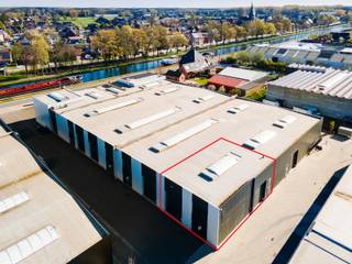 Gelegen langs het kanaal Dessel-Schoten. <br />Mogelijkheid te combineren met Unit 10 +8+12 met in totaal 1,125m² opslagruimte en 126m² kantoorruimte. Voorwaarden op kantoor. <br />Automatische inrijpoort 4.50m hoogte x 4.00m breedte. Plafondhoogte : 7.00m voor unit 8 en 10, 8.00m voor unit 13 <br />Units 8 + 10 hebben een breedte binnen van 12.36m en een diepte binnen van 29.825m <br />Unit 13 heeft gelijkvloers een oppervlakte van 12,33m x 17,02m waarvan de helft gelijkvloers als kantoor ingericht + hetzelfde volume op het verdiep met keukenblok en kantoorruimte.<br />Unit 12 heeft een binnenafmeting van 12,33m x 12,66m<br />Bijzonderheden: <br />- Brandmuren tussen de loodsen voorzien <br />- Rookluiken aanwezig <br />- Lichtstraat centraal in de daken <br />- 2 parkeerplaatsen inbegrepen - Extra parkeerplaatsen bij te kopen indien gewenst <br />- Unit 13 heeft een regenwaterput en 2 inrijpoorten + 2 deuren. <br />- Vaste kosten : 160€/maand<br />- Verkoop onder registratiebelasting.