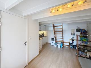 <strong>ELSENE – In de Baljuwwijk, nabij de Louizalaan, tussen het Kasteleinplein en het Stefaniaplein, naast het Drievuldigheidsplein, mooi GEMEUBILEERD duplexappartement met 1 slaapkamer van ±45m² bewoonbare oppervlakte gelegen op de 1e verdieping bestaande uit een woonkamer van ±29,5m² met uitgeruste open keuken (microgolfoven, kookplaat, dampkap, koelkast), douchekamer (douche, wastafel, toilet), slaapkamer op de bovenverdieping van ±12m², kelder, gemeenschappelijke wasruimte. Provisie voor lasten van € 100/maand (koud water, gemeenschappelijke delen). Beschikbaar vanaf 01/10/2026. EPC G. </strong><br />
<p><u>Op de 1<sup>e</sup> verdieping:</u></p>
<ul>
<li>Woonkamer van ±29,5 m² (8,73 x 3,35)</li>
<li>Open keuken die uitkomt op de woonkamer, volledig uitgerust (magnetron, kookplaten, afzuigkap, koelkast)</li>
<li>Doucheruimte (douche, wastafel, toilet)</li>
<li>Slaapkamer op de mezzanine van ±12 m² (3,6 x 3,3)</li>
</ul>
<p>Kelder</p>