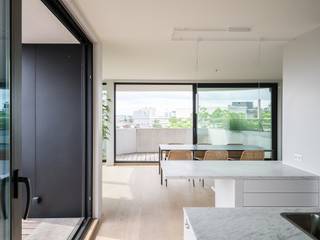 <strong><span><span><span><span><span><span><span><span><span><span>L</span></span></span></span></span></span></span></span></span></span></strong><span><span><span><span><span><span><span><span><span><span>uxueus en lichtrijk 2-slaapkamer appartement (bj 2019) met ruim terras en bijzondere zichten over de stad. </span></span></span></span></span></span></span></span></span></span><br /><br /><span><span><span><span><span><span><span><span><span><span>Dit energiezuinig appartement (A-label) bevindt zich op de zesde verdieping van een kleinschalig en architecturaal appartementsgebouw. Hier woon je op korte fietsafstand van Gent centrum en met een uitstekende bereikbaarheid naar de belangrijkste invalswegen. </span></span></span></span></span></span></span></span></span></span><br /><span><span><span><span><span><span><span><span><span><span> </span></span></span></span></span></span></span></span></span></span><br /><span><span><span><span><span><span><span><span><span><span>Het appartement (128 m²) werd opgeleverd in 2019 en kreeg een bijzonder hoge afwerkingsgraad. Denk aan een Bulthaup keuken met high-end inbouwtoestellen van </span></span></span></span></span></span></span></span></span></span>Gaggenau<span><span><span><span><span><span><span><span><span><span>, een wijnkoeler, werkbladen in natuursteen en ingemaakte kasten doorheen het hele interieur. </span></span></span></span></span></span></span></span></span></span><br /><span><span><span><span><span><span><span><span><span><span> </span></span></span></span></span></span></span></span></span></span><br /><span><span><span><span><span><span><span><span><span><span>Het ruime terras van 38 m² wentelt zich rond het appartement en versterkt, samen met de grote raampartijen, het gevoel van openheid en verbinding tussen binnen en buiten.<br /><br />Het appartement is voorzien van vloerverwarming en een ventilatiesysteem type D. Hier woon je toekomstgericht en met een lage energiefactuur. </span></span></span></span></span></span></span></span></span></span>Voor extra comfort tijdens warme zomerdagen is koeling voorzien.<br /><span><span><span><span><span><span><span><span><span><span> </span></span></span></span></span></span></span></span></span></span><br /><span><span><span><span><span><span><span><span><span><span>Extra troeven zijn het gemeenschappelijk dakterras, de twee private parkeerplaatsen (€40.000 per stuk) en de private berging. </span></span></span></span></span></span></span></span></span></span><br /><span><span><span><span><span><span><span><span><span><span> </span></span></span></span></span></span></span></span></span></span><br /><span><span><span><span><span><span><span><span><span><span>Samengevat, een uitzonderlijk appartement omwille van zijn hoge afwerkingsgraad, bijzondere zichten en ruim terras. </span></span></span></span></span></span></span></span></span></span>