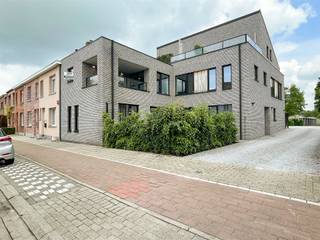 Dit nieuwbouwappartement met 2 slaapkamers is gelegen in de dorpskern van Hofstade (Zemst) . Bakker, slagerij, frituur, apotheek,...