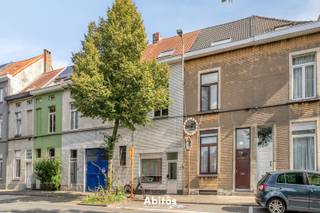 Je woont hier aan de rand van het Gentse stadscentrum, tussen de historische binnenstad en de vernieuwde Oude Dokken. Dok Noord, het Handelsdok en het centrum bereik je vlot te voet of met de fiets. Winkels, horeca en dagelijkse voorzieningen bevinden zich in de nabije omgeving en ook station Gent-Dampoort is vlot bereikbaar. Een centrale locatie voor wie graag in de stad woont en zich gemakkelijk te voet of met de fiets verplaatst.<br /><br />Op het gelijkvloers kom je binnen in de leefruimte, die aansluit op de keuken, uitgerust met een keramische kookplaat en dubbele wasbak. Onder de woning bevindt zich een ruime, droge kelder van ca. 28,5 m². Deze doet dienst als technische ruimte en biedt daarnaast heel wat extra plaats voor opslag.<br />Op de eerste verdieping bevindt zich een ruime slaapkamer aan de voorzijde van de woning. Aansluitend bereik je de badkamer, voorzien van een ligbad, lavabo en toilet, en een afzonderlijke dressing.<br />De bovenste verdieping is een mooie troef van de woning. Onder het in 2010 gerenoveerde dak bevindt zich een royale tweede slaapkamer van ca. 29 m². Twee Velux-dakramen zorgen hier voor natuurlijke lichtinval en maken van deze verdieping een volwaardige en aangename slaapruimte.<br /><br />De woning vraagt op een aantal punten nog opfrissing en renovatie, maar biedt tegelijk de kans om ze verder naar eigen smaak in te richten. Met twee ruime slaapkamers, een grote kelder en haar ligging op wandel- en fietsafstand van heel wat Gent te bieden heeft, is dit een stadswoning met potentieel.<br /><br />Interesse in een woning die je nog naar je eigen hand kunt zetten? Plan dan zeker een bezoek en ontdek zelf wat deze woning te bieden heeft.<br />Neem contact op voor meer informatie of een bezoek.<br />📞 Jan: 0475 58 00 38<br />📧 jan@abitos.be