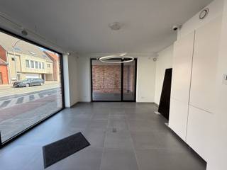 Compacte bureelruimte van ca. 26m² in Residentie ‘Louis’, goed bereikbaar en met verschillende parkeermogelijkheden in de nabijheid. De...