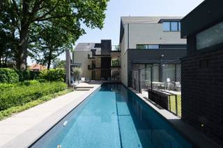 Instapklaar gelijkvloers appartement met privé tuintje én gemeenschappelijk zwembad, sauna en zonneterras!Ontdek dit aangenaam gelijkvloerse...