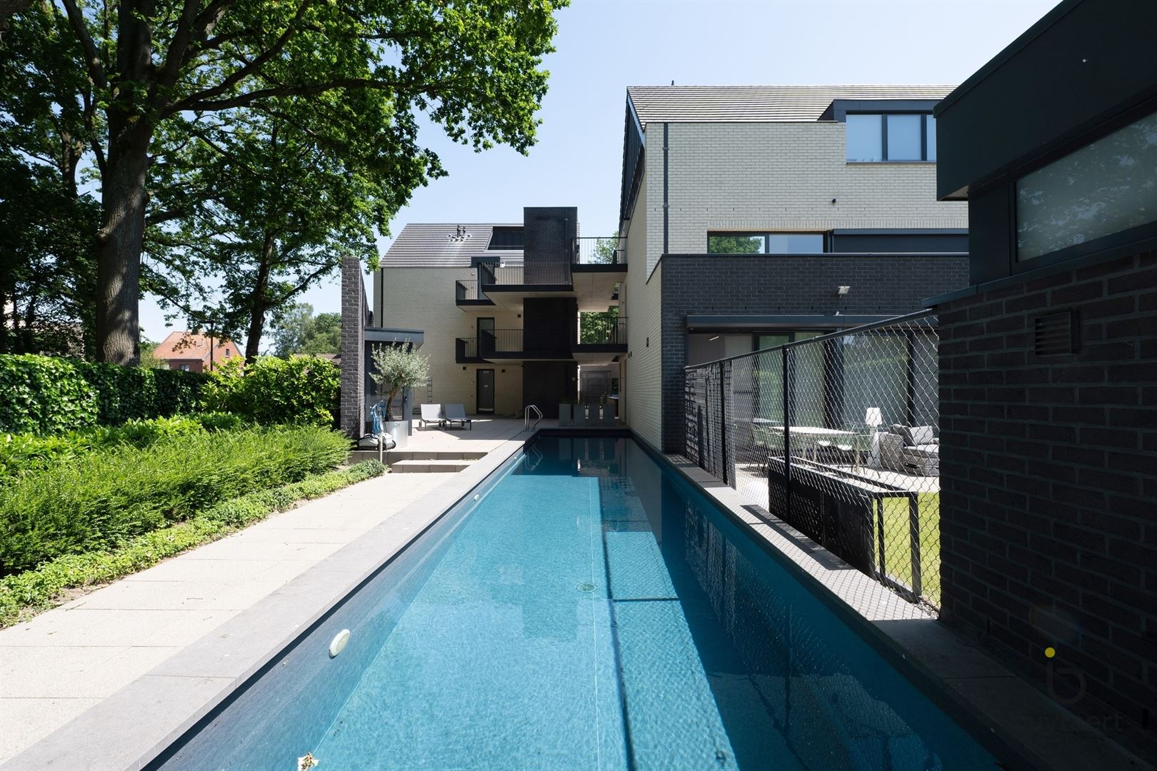 Instapklaar gelijkvloers appartement met privé tuintje én gemeenschappelijk zwembad, sauna en zonneterras! - foto 2