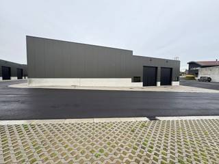 ALGEMEENDeze gloednieuwe bedrijfsunit maakt deel uit van een modern bedrijvenpark en combineert hoogwaardige materialen met een vlotte...