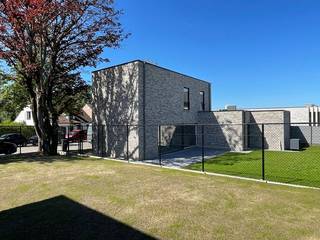 Deze moderne nieuwbouw open bebouwing te Baardegem is te huur vanaf 1/11/2026 of 15/11/2026<br />Ga naar de website van de makelaar: makelaarshuys.be , klik op het pand te huur en schrijf u in voor de bezoekdag op maandag 12/10/2026 van 17:15 tot 18:15.<br /><br />Huurprijs 1500 €/maand <br />exclusief Egw+intenet<br /><br /> bouwjaar 2026, 150m² woonoppervlakte! 3 slaapkamers, tuin, terras 24m² en garage op een perceel van 309m²,<br /><br />Ontdek deze prachtige open bebouwing in het pittoreske Baardegem, perfect voor wie op zoek is naar een comfortabele en moderne woning. Deze nieuwbouw, met een bouwjaar van 2026, biedt alles wat u nodig heeft.<br /><br />De open indeling van de leefruimtes zorgt voor een lichte en uitnodigende sfeer, perfect om te ontspannen of gasten te ontvangen.<br />De ruime tuin is een waar paradijs voor liefhebbers van buitenleven. Geniet van zonnige dagen op het terras en creëer uw eigen groene oase. De garage biedt voldoende ruimte voor uw auto en extra opslag.<br />Deze woning beschikt over drie ruime slaapkamers, ideaal voor een gezin . De moderne badkamer is stijlvol ingericht en biedt alle gemakken. <br /><br />Gelegen in Baardegem, geniet u van de rust van het platteland, terwijl u toch dicht bij alle voorzieningen bent. Winkels, scholen en openbaar vervoer zijn gemakkelijk bereikbaar.<br /><br /> Schrijf u vandaag nog in voor een bezichtiging!<br />sofie@makelaarshuys.be of 0468 24 65 84