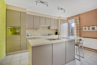 <p>Aan de Strombeeksesteenweg in Koningslo-Vilvoorde vind je deze verzorgde duplex-appartement, ingericht over twee bouwlagen en instapklaar. </p><p>De ligging combineert een rustige, residentiële omgeving met de nabijheid van de stad: winkels, scholen, openbaar vervoer, sportfaciliteiten en invalswegen liggen allemaal op wandel- of fietsafstand, ideaal voor wie stadscomfort zoekt zonder de drukte. </p><p> </p><p>Op het gelijkvloers van de duplex bevinden zich de private vertrekken: een ruime slaapkamer van 12 m², een volledig uitgeruste badkamer van 10 m² met zowel bad als douche, dubbele lavabo en apart gastentoilet, aangevuld met een praktische wasplaats van 6 m², een vestiaire van 4 m², een afzonderlijk toilet en een extra bergruimte. Een nachthal van 8 m² verbindt deze ruimtes op een logische manier. </p><p>Op de bovenverdieping speelt het leven zich af in een lichtrijke woonkamer van 45 m², die aansluit op een volledig geïnstalleerde keuken van 10 m², uitgerust met inductiekookplaat, combi-oven, vaatwasser, koelkast en diepvriezer. Vanuit deze verdieping geniet je bovendien van een terras van 5 m², georiënteerd op het oosten, perfect voor een rustig moment in de ochtendzon. </p><p> </p><p>Belangrijk!:</p><p>- De syndicuskosten bedragen 166 euro per maand</p><p>- EPC = B;</p><p>- Volledig asbestveilig;</p><p>- Elektriciteit is conform</p><p>- Er is een huurgarage aan de overkant die kan worden overgenomen!</p><p> </p><p>Dankzij de centrale ligging in Vilvoorde, met station, openbaar vervoer en invalswegen binnen handbereik, is dit een instapklare woning voor wie stedelijk wonen combineert met rust en gemak. Nieuwsgierig geworden? Plan je bezoek via onze website!</p>