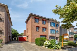 In een rustige en kindvriendelijke woonwijk bevindt zich deze verzorgde gezinswoning met 4 volwaardige slaapkamers, een zonnige tuin en garage. Dankzij de uitstekende ligging geniet u hier dagelijks van rust en privacy, terwijl scholen, winkels, openbaar vervoer en belangrijke invalswegen zich op korte afstand bevinden. Bij het betreden van de woning komt u in een ruime inkomhal met gastentoilet. De lichtrijke woon- en eetkamer 38 m² vormt het hart van de woning en geniet dankzij de brede raampartijen van een aangename natuurlijke lichtinval. Via de leefruimte heeft u rechtstreeks toegang tot het ruime terras en de zonnige tuin, waar het heerlijk vertoeven is. De ingerichte keuken beschikt over een gasfornuis, oven, koelkast en voldoende opbergruimte. Aansluitend bevindt zich een praktische berging. Op de verdieping bevinden zich vier ruime slaapkamers, waardoor deze woning perfect geschikt is voor een gezin, een thuiswerkplek, hobbyruimte of logeerkamer. De inpandige garage en de ruime oprit zorgen voor extra comfort en voldoende parkeermogelijkheden. Doorheen de jaren werd de woning met zorg onderhouden. De woning biedt een uitstekende basis om ze, indien gewenst, verder te moderniseren en volledig af te stemmen op uw eigen woonstijl.