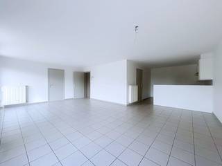 Vous recherchez un appartement prêt à emménager dans le quartier confortable de Nieuwmoer ?<br /><br />Cet appartement dispose d'un salon, d'une cuisine ouverte, de rangements, d'une buanderie, d'une salle de bains, de deux chambres spacieuses et d'une terrasse. L'établissement bénéficie d'un emplacement idéal à proximité des transports en commun et de nombreux magasins.<br /><br />Caractéristiques :<br />- hall d'entrée<br />- salon avec accès à la terrasse <br />- cuisine ouverte <br />- rangement <br />- buanderie avec raccordement laveuse/sécheuse<br />- salle de bain avec combinaison baignoire/douche, toilettes et meubles de salle de bain <br />- deux chambres (toutes deux de 18 m²)<br /><br />Détails :<br />- EPC : 116 kWh/m²<br />- garage inclus<br />- frais fixes : 30 €/mois<br />- disponible à partir du 01/09/2026<br /><br />Acheter ou louer (ou louer) dans la région de Kalmthout/Essen ? Si vous avez des questions, vous pouvez toujours nous contacter !<br />Dewaele Real Estate avec conseils.