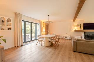 Gelegen aan de Raymond Delbekestraat, een verbindingsweg tussen Schilde en Brecht, bevindt zich deze charmante villa op 1.753 m². De woning werd in 2025 volledig en smaakvol gerenoveerd, met behoud van haar warme karakter en een hedendaagse afwerking.<br /><br />Indeling gelijkvloers:<br />De inkomhal geeft toegang tot een lichtrijke leefruimte met open haard, eiken balken en grote raampartijen die uitgeven op de tuin. De eetkamer sluit naadloos aan en vormt samen met de woonkamer een aangename leefzone met zicht op het groen.<br />De vernieuwde keuken, uitgevoerd in zachte tinten met houten accenten, is uitgerust met kwalitatieve toestellen en biedt veel werk- en bergruimte.<br />De dubbele garage werd reeds verbouwd en voorbereid voor verdere afwerking. Ze kan eenvoudig verder worden omgevormd tot een groot thuiskantoor, speelkamer voor kinderen of een volwaardige logeerkamer met badkamer — of een combinatie daarvan.<br /><br />Eerste verdieping:<br />Op de verdieping bevinden zich vier slaapkamers, waaronder een ruime master met ingemaakte kasten en ensuite-badkamer. De overige kamers kunnen perfect dienen als kinder-, logeer- of werkkamer. Een tweede badkamer en een praktische douchekamer (eventueel te gebruiken als wasplaats) vervolledigen deze verdieping.<br /><br />Tuin:<br />De zuidoostgerichte tuin vormt een groene buffer tussen de woning en de omgeving en biedt een verrassend gevoel van privacy. Dankzij het ruime perceel en het overdekte terras met haard geniet men hier van volop van de buitenruimte.<br /><br /><br />Deze woning combineert een warme, recente afwerking met een uitstekende bereikbaarheid en een groot perceel, wat haar bijzonder interessant maakt voor wie comfortabel en stijlvol wil wonen in Zoersel.