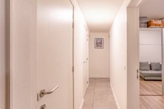 Modern gelijkvloersappartement nabij het centrum van Wuustwezel.Gezamelijke inkomhal, leefruimte ca. 36m² met open keuken. De keuken is volledig...