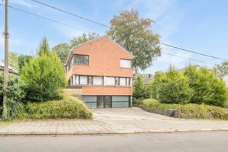 Het pand dat recent heeft dienst gedaan als kantoor is rustig (residentieel) gelegen doch op wandelafstand (250m) van het centrum van Genk...