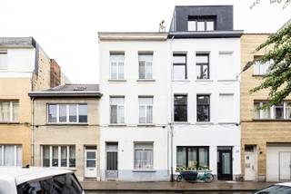 Hecht u veel belang aan ruimte en wilt u graag een woning volledig naar uw eigen smaak kunnen inrichten? Dan is deze herenwoning, gelegen vlak bij het historisch centrum van Antwerpen, beslist een bezoek waard!<br />De woning biedt dankzij haar ruime indeling heel wat potentieel en vormt een uitstekende basis voor wie op zoek is naar een renovatieproject met mogelijkheden.<br /><br />Indeling<br />U betreedt de woning via de inkomhal, die toegang geeft tot de trappenhal en de keuken. Vanuit de ruime keuken bereikt u de woonkamer, een apart toilet en een praktische berging met voorzieningen voor een wasmachine en droogkast. Hier bevindt zich tevens de hoogrendementsketel van Vaillant van 2019. <br />Achteraan de woning bevindt zich, bereikbaar via de keuken, een veranda met aansluitend een aangename stadstuin met beperkte inkijk.<br />Op de eerste verdieping bevinden zich een berging, met mogelijkheid tot het voorzien van een extra toilet, een ruime badkamer met toilet, ligbad, douche en twee wastafels, alsook de master bedroom.<br />Verder vindt u op de tweede verdieping twee ruime slaapkamers.<br />Tot slot is er nog een ruime kelder aanwezig, ideaal als extra bergruimte. <br /><br />Pluspunten<br />- Ruime herenwoning met 3 slaapkamers<br />- Heel wat renovatiepotentieel en mogelijkheden om de woning naar eigen smaak te moderniseren<br />- Hoogrendementsketel van Vaillant van 2019<br />- Hoofddak geïsoleerd conform energiedoelstelling 2050 (120 mm PUR)<br />- Aangename stadstuin<br />- Ruime kelder<br />- Aantrekkelijke prijs<br /><br />Klinkt deze woning als de ideale basis voor uw toekomstige thuis? Bel dan snel naar One vastgoed via 03 360 85 30 en ontdek zelf het potentieel van deze ruime woning!