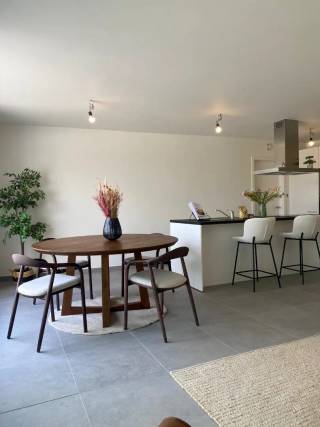 Kom vrijblijvend langs en neem een kijkje in deze residentie!
Mooi en lichtrijk appartement op de eerste verdieping van deze kleine nieuwbouwresidentie in centrum Kluizen. Dit nieuwbouw appartement ligt onder de kerktoren van het rustige Kluizen en bestaat uit inkom met toilet, living, open en volledig ingerichte keuken en voorzien van alle toestellen, nachthal, 2 ruime slaapkamers, badkamer en wasplaats/berging. Het appartement wordt hoogwaardig afgewerkt met duurzame materialen. Door alle nieuwste technieken en isolatie in combinatie met vloerverwarming, standaard met warmtepompinstallatie en ventilatie  is de energiezuinigheid gegarandeerd (zeer laag verbruik). Bovendien beschikt dit appartement over een aangenaam zonneterras. 
Het gebouw beschikt eveneens over een gemeenschappelijke fietsenstalling. 
Lift aanwezig in het gebouw.
Mogelijkheid tot bijkopen van een garagebox of staanplaats achteraan het gebouw.
Bakker, slager, apotheker, restaurant,... op wandelafstand en gelegen vlakbij een bushalte.
 MOGELIJKHEID TOT AANKOOP ONDER STELSEL 6% BTW VOOR EIGEN BEWONING.
Bel ons voor een afspraak op 0495/93.38.35.