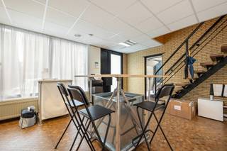 Gelegen in de Korte Kopstraat bevindt zich dit kantoorgebouw met werkplaats / atelier met vele mogelijkheden!Glvl (528m²):Inkom / toonzaal 23m² met...
