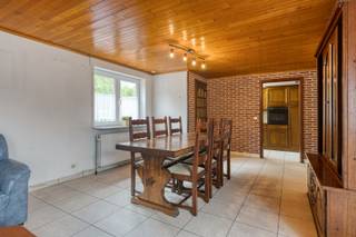 In een bijzonder rustige, groene woonomgeving in Marke ...<br /><br />Dankzij de praktische indeling, de ruime garage en de aangename buitenruimte is dit de ideale woning voor wie comfortabel en zorgeloos gelijkvloers wil wonen.<br />Bij het binnenkomen wordt u verwelkomd in de leefruimte met eet- en zithoek. De grote raampartijen zorgen voor een aangename lichtinval en creëren een warme huiselijke sfeer. Aansluitend bevindt zich de functionele keuken met ontbijthoek, die tal van mogelijkheden biedt om verder naar eigen smaak te moderniseren.<br />De woning beschikt over 3 slaapkamers, een verzorgde badkamer met douche en lavabo en een apart toilet.<br />Buiten geniet u van een onderhoudsvriendelijke binnenkoer met aansluitende bergruimte en een ruime garage met elektrische sectionaalpoort. Via een poortje bereikt u achteraan nog een extra terrasje, gelegen aan de achterzijde van de slaapkamer achteraan. Deze bijkomende buitenruimte zorgt voor extra licht, lucht en privacy en vormt een aangename plek om rustig te genieten.<br />Dankzij de rustige ligging en de groene omgeving woont u hier in alle sereniteit, terwijl winkels, scholen, openbaar vervoer en verbindingswegen vlot bereikbaar blijven.<br /><br />Ook op technisch vlak scoort deze woning goed:<br />Dak vernieuwd én geïsoleerd in 2017<br />Hoogrendementsglas aanwezig<br />Centrale verwarming op aardgas<br />Condensatieketel<br />Elektrische sectionaalpoort<br />EPC 285 kWh/m²jaar — geen renovatieplicht<br /><br />Met haar degelijke structuur, praktische indeling en rustige ligging biedt deze woning de perfecte basis voor wie op zoek is naar comfortabel wonen zonder trappen. En dit alles op een toplocatie in Marke en op een boogscheut van Kortrijk!