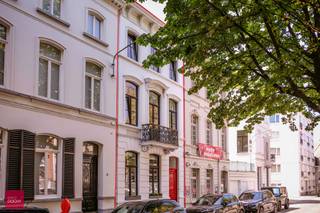 Inkomhal, living, eetkamer, keuken, gezellig terras beneden, 5 slaapkamers, 3 ingerichte badkamers, dakterras en kelder. Ruime parking voor de deur. Beschikbaar vanaf 01/10
