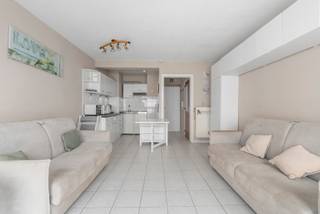 Mooi appartement op de vierde verdieping van een residentie met ideale ligging op de Zeedijk.<br /><br />Inkom, gezellige woonkamer met prachtig, rechtstreeks zeezicht, ingerichte open keuken, badkamer met ligbad, lavabo en toilet.